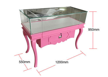 Мато-розовый деревянный и стеклянный дисплейный шкаф с маленькими ящиками
