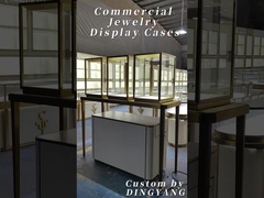 Витрины бежевых и золотых ювелирных изделий создают роскошную и теплую атмосферу для покупок